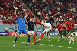 Theo Hernández fez, de voleio, o gol que abriu o placar no Al Bayt (Foto: ADRIAN DENNIS / AFP)