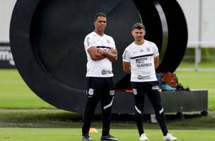 Enquanto busca um novo treinador, Timão tem Lázaro e Alex à frente do time (Foto: Rodrigo Coca/Ag.Corinthians)