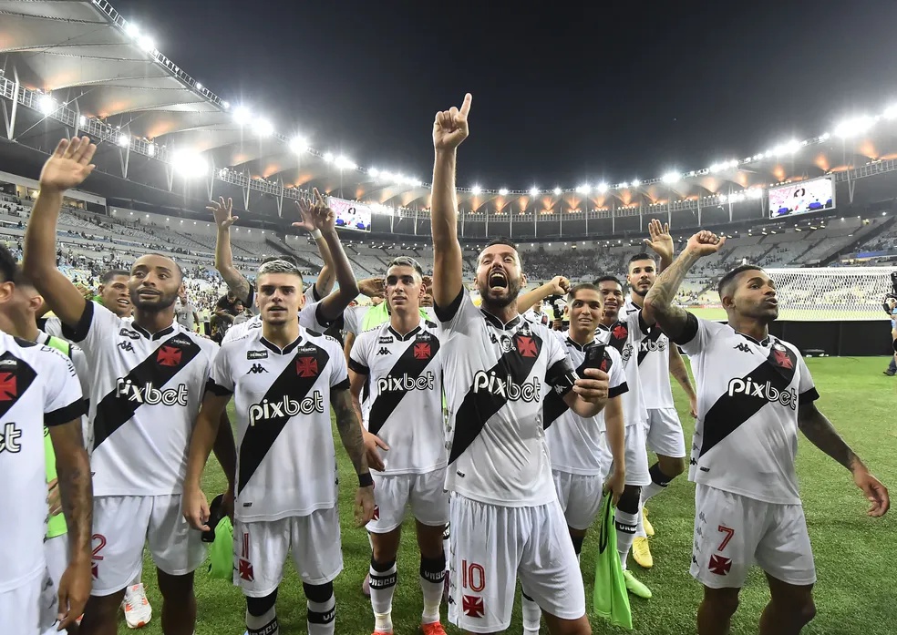 Expulsões facilitam, mas Vasco dá sinais de evolução com Barbieri