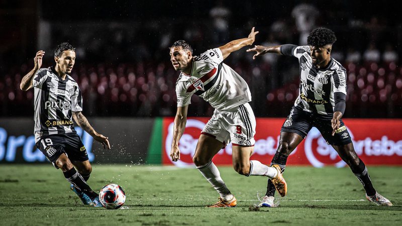 São Paulo domina, aproveita expulsões e atropela Santos no Paulistão
