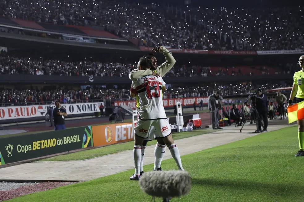 São Paulo supera lesões e abre vantagem sobre o Palmeiras com golaço e força da torcida