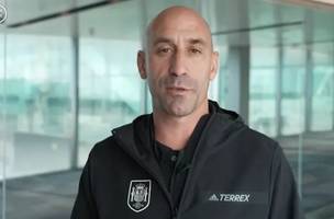 Presidente da Federação Espanhola que beijou jogadora após título da Copa pede desculpas: 'Errei, tenho que admitir' (Foto: GE)