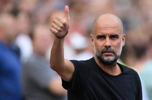 Guardiola acena para os torcedores em Manchester City x Tottenham. (Foto: Reproducao / Instagram)