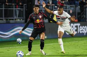 Andre Silva (D), do Sao Paulo, na partida entre o Red Bull Bragantino e Sao Paulo valida pela 14a rodada do Campeonato Brasileiro 2025, realizada na noite desta quarta-feira (16), no Estadio Municipal Cicero de Souza Marques, em Braganca Paulista (Foto: VITOR VIDAL/AGENCIA F8/ESTADAO CONTEUDO)