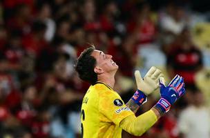 Muslera comemora classificacao do Estudiantes sobre o Flamengo, no Maracana (Foto: Pablo Porciuncula / AFP)