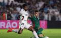 Soccer Football - Brasileiro Championship - Santos v Palmeiras - Estadio Urbano Caldeira, Santos, Brazil - October 28, 2026 Palmeiras' Andreas Pereira in action with Santos' Rodinei REUTERS/Thiago Bernardes (Foto:  Thiago Bernardes