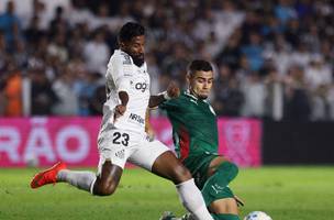 Soccer Football - Brasileiro Championship - Santos v Palmeiras - Estadio Urbano Caldeira, Santos, Brazil - October 28, 2026 Palmeiras' Andreas Pereira in action with Santos' Rodinei REUTERS/Thiago Bernardes (Foto:  Thiago Bernardes)