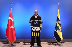 Anderson Talisca renovou contrato ate junho de 2028 (Foto: Divulgacao/Fenerbahce)