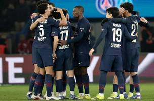 Jogadores do PSG comemoram vitoria sobre o Olympique de Marselha (Foto: Stephane de Sakutin / AFP)