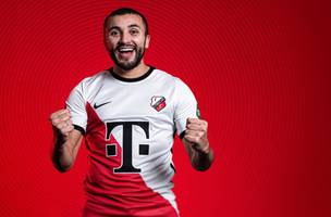 Zakaria Labyad esta sem clube desde que deixou o Dalian Yingbo, da China (Foto: Divulgacao / FC Utrecht)