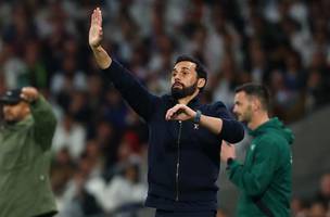 Alvaro Arbeloa orienta o Real Madrid na derrota para o Bayern de Munique na Champions League (Foto: REUTERS/Gonzalo Fuentes)