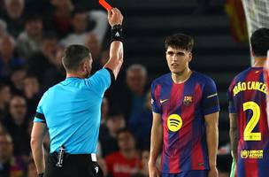 Arbitro romeno Istvan Kovacs expulsa Pau Cubarsi, do Barcelona, em jogo contra o Atletico de Madrid (Foto: Reuters)