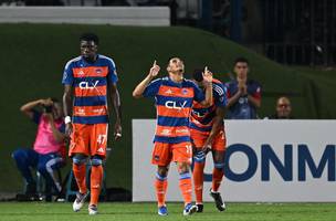 Castillo, do Puerto Cabello, comemora gol contra o Atletico-MG (Foto: Reproducao / AFP)