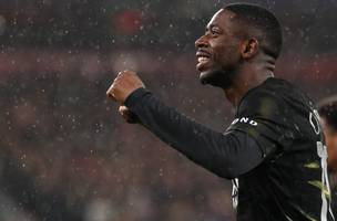 Comemoracao de Dembele (Foto: Franck Fife / AFP)