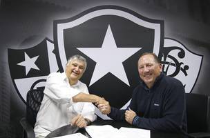 Durcesio Mello (a esquerda) e John Textor (a direita) selam acordo da SAF Botafogo. (Foto: Divulgacao/BFR)