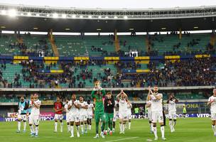 Jogadores do Milan agradecem apoio da torcida apos vitoria de 1 a 0 sobre o Hellas Verona no Italiano. (Foto: REUTERS/Ciro De Luca)