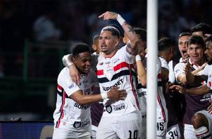 Luciano comemora gol que marcou pelo Sao Paulo (Foto: REBECA SCHUMACKER/O FOTOGRAFICO/ESTADAO CONTEUDO)