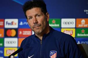 O gesto provocativo de Simeone que causou polemica em Atletico de Madrid x Barcelona (Foto: JAVIER SORIANO / AFP)