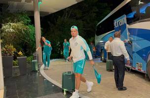Paulinho na chegada do Palmeiras a Colombia. (Foto: Camila Alves)