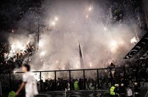 Sinalizadores acesos na arquibancada de Sao Januario contra o Botafogo (Foto: Matheus Lima/Vasco)