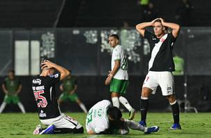 Spinelli lamenta chance perdida por Hugo Moura em derrota do Vasco para Audax Italiano pela Sul-Americana (Foto: Mauro PIMENTEL / AFP)