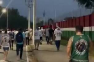 Torcedores do Fluminense protestaram no CT Carlos Castilho (Foto: Reproducao)