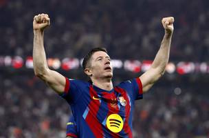 Lewandowski comemora gol marcado pelo Barcelona, contra o Real Madrid, na decisao da Supercopa da Espanha. (Foto: Reuters)