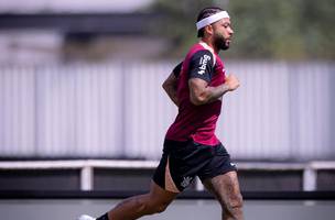 Memphis Depay em recuperacao de lesao sob supervisao da fisioterapia do Corinthians no CT Joaquim Grava. (Foto: Memphis Depay em recuperacao de lesao sob supervisao da fisioterapia d)