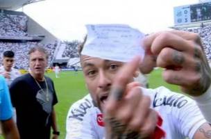 Neymar mostra a ficha de substituicao com o numero de Escobar apos erro da arbitragem (Foto: Reproducao)