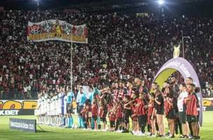 Torcida do Vitoria mostra bandeirao cobrando a CBF (Foto: Victor Ferreira/EC Vitoria)