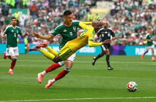 11 de junho de 2026 - Cesar Montes, do Mexico, faz falta em  Khuliso Mudau da Africa do Sul durante jogo inaugural da Copa do Mundo 2026. Foto: REUTERS/Kai Pfaffenbach (Foto: Divulgacao / InfoMoney)