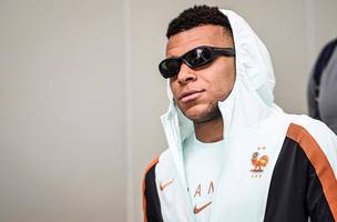 Mbappe com a delegacao francesa nos Estados Unidos (Foto: Jaiden Tripi / AFP)
