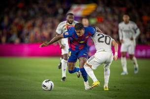 Rashford disputa bola jogando pelo Barcelona (Foto: Judit Cartiel / Barcelona)