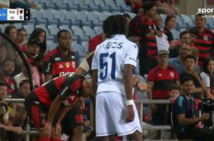 Lorran e chamado para entrar no Flamengo x Lausanne apos ja ter sido substituido. (Foto: Reproducao / sportv)