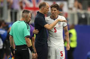 Thomas Tuchel, tecnico da Inglaterra, da instrucoes a John Stones na beira do campo (Foto: Richard Pelham / AFP)